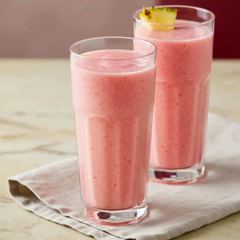 Foto deliciosa de Drink Tropical de Abacaxi e Groselha pronta para servir - Coquetéis