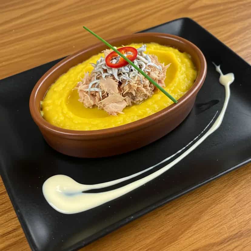 Foto deliciosa de Escondidinho de Bacalhau (ou Peixe, Frango ou Carne) pronta para servir - Pratos Brasileiros Icônicos