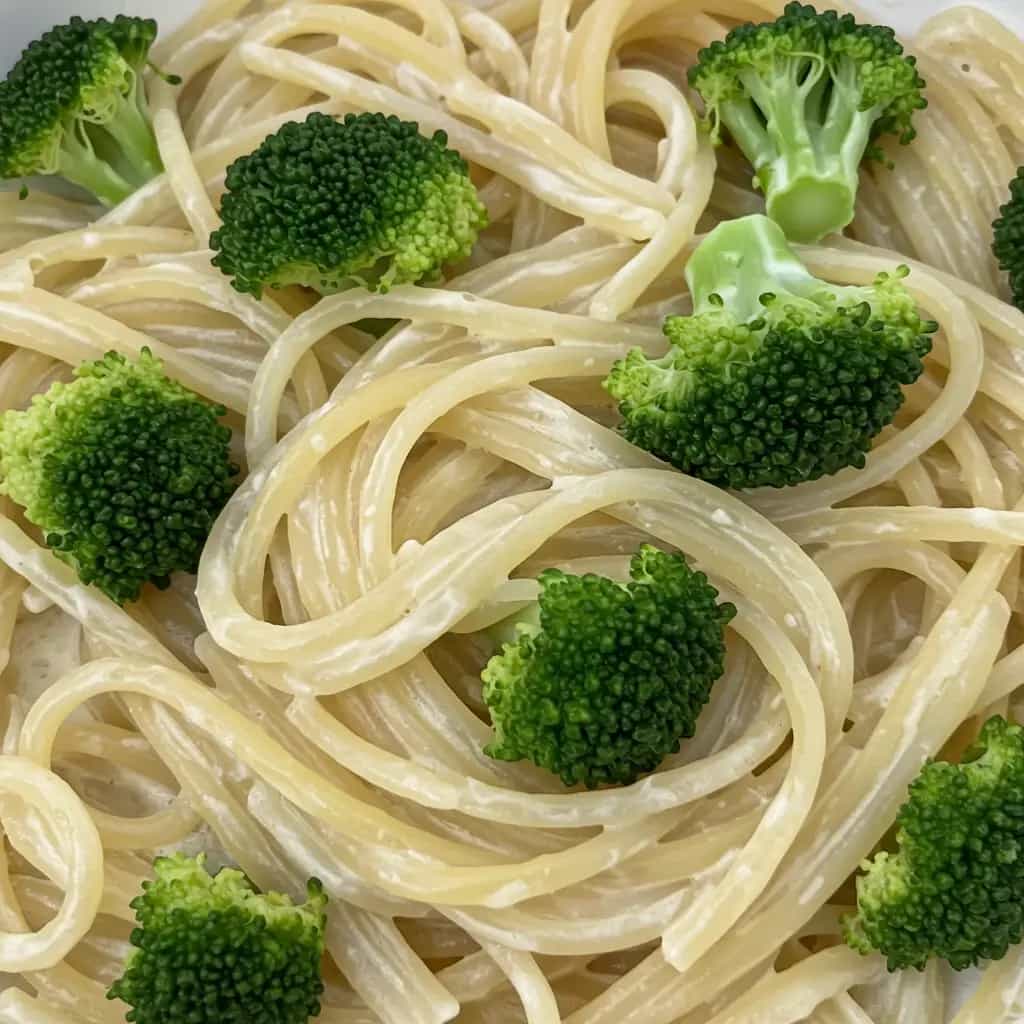Espaguete ao Molho Branco com Brócolis