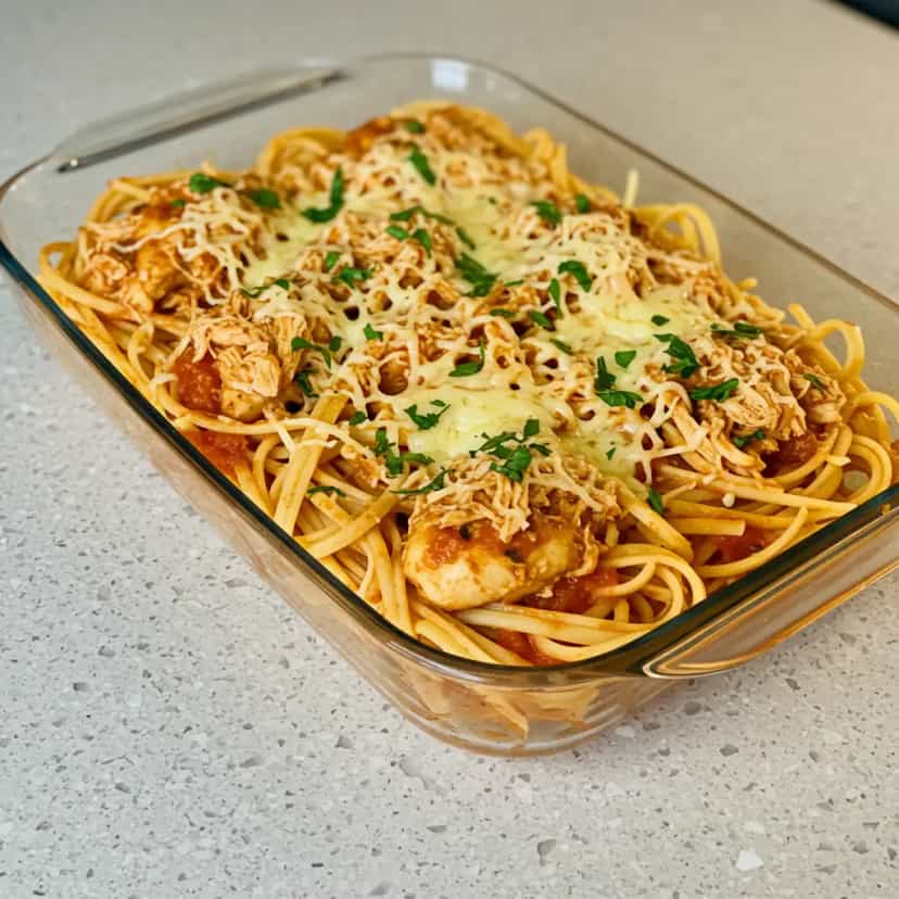 Foto deliciosa de Espaguete com Coxinhas da Asa ao Molho de Tomate pronta para servir - Massas & Macarrão