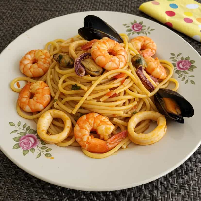 Foto deliciosa de Espaguete com frutos do mar ao molho de pimenta pronta para servir - Outras Receitas