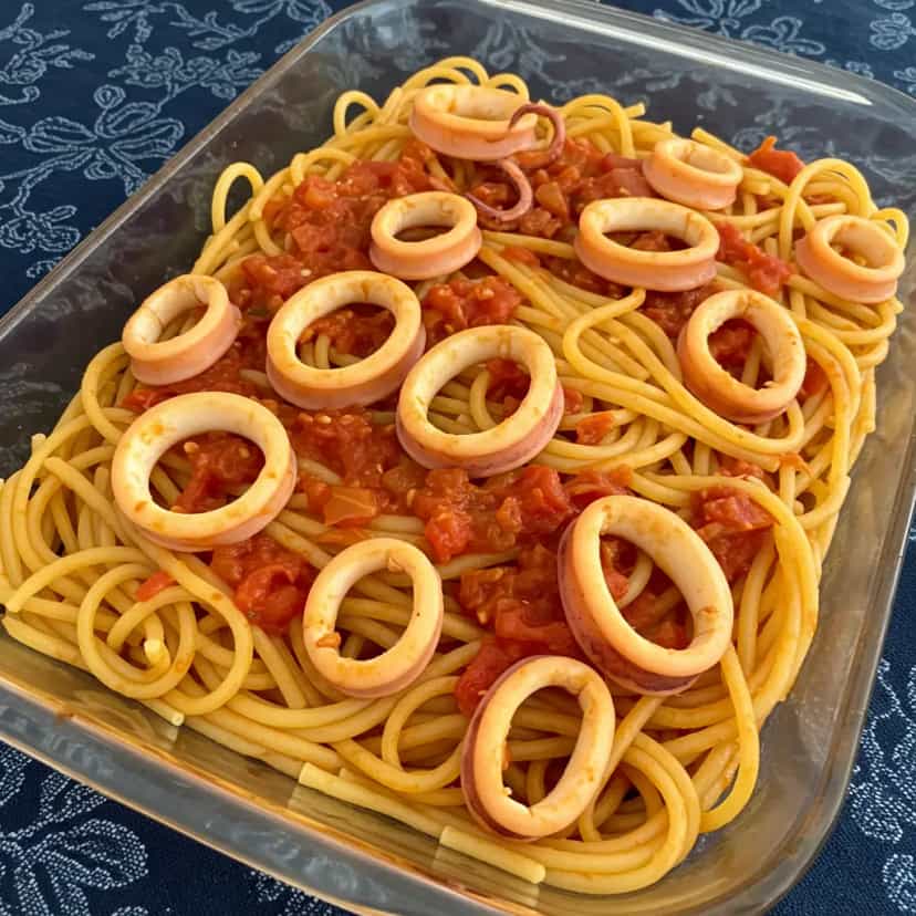 Foto deliciosa de Espaguete com Lula ao Molho de Tomate pronta para servir - Massas & Macarrão