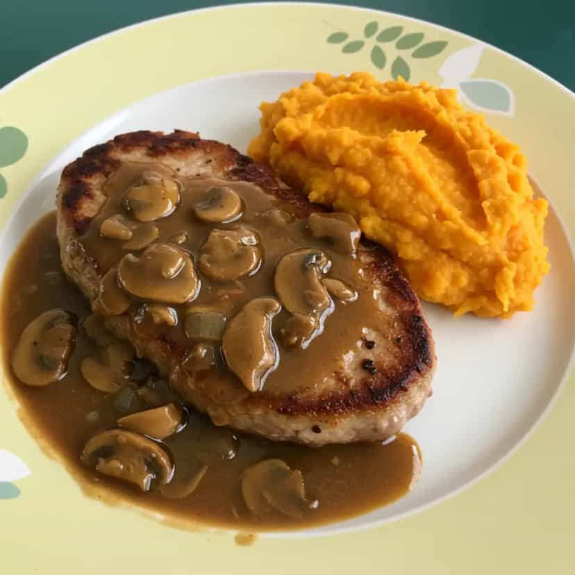 Foto deliciosa de Filé Mignon ao Molho Madeira pronta para servir - Carnes & Frango