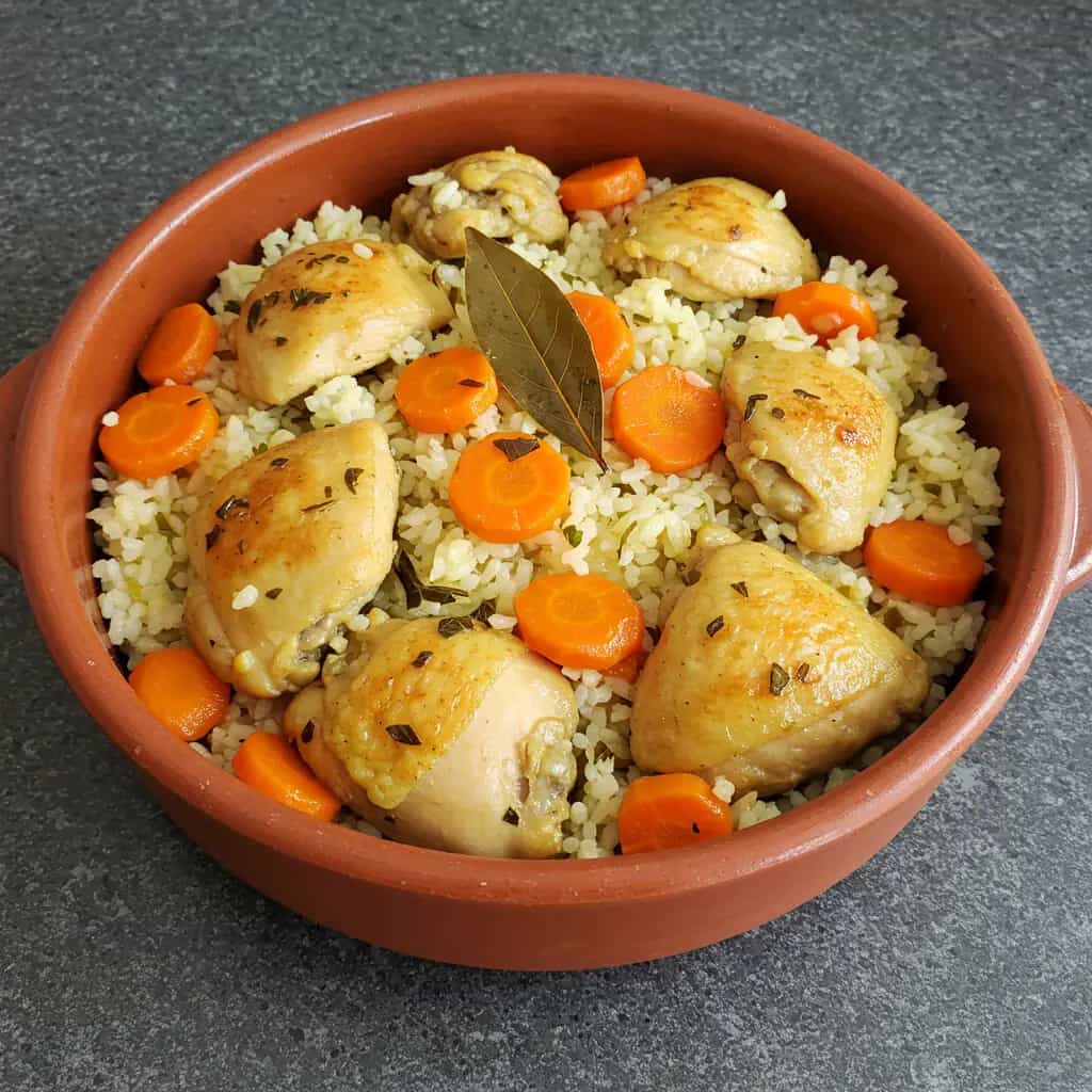 Frango Caipira com Açafrão e Arroz