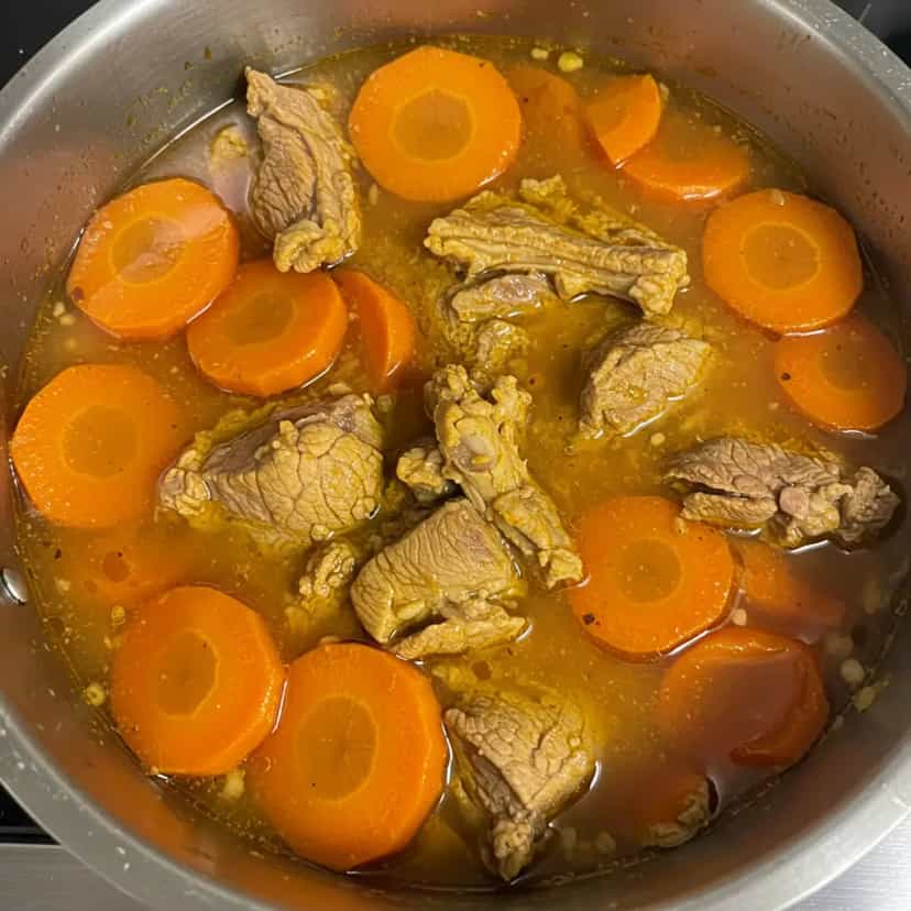 Foto deliciosa de Frango com batata cozido na panela de pressão pronta para servir - Carnes & Frango