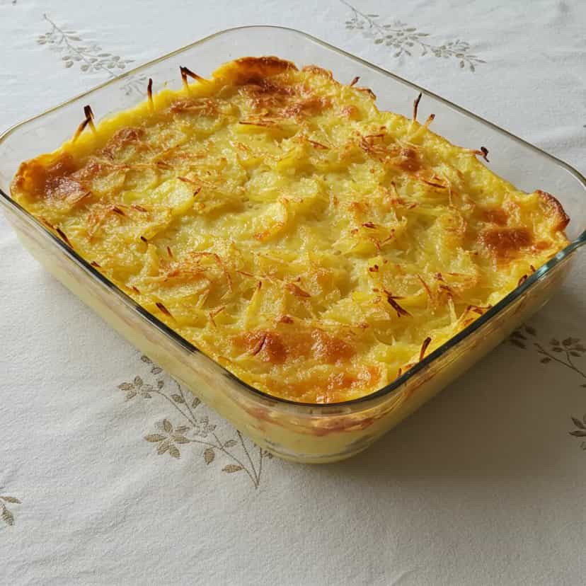 Foto deliciosa de Frango Desfiado ao Molho Branco Cremoso com Catupiry pronta para servir - Carnes & Frango