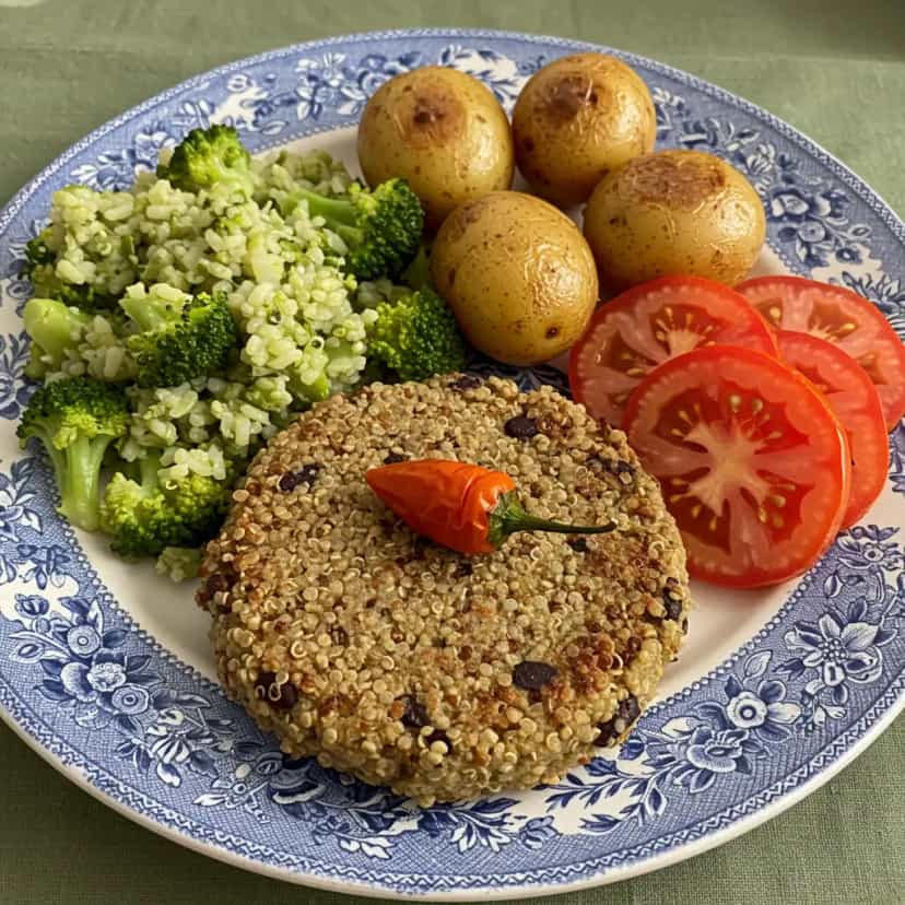 Foto deliciosa de Hambúrguer de Feijão Preto e Quinoa pronta para servir - Sanduíches & Hambúrgueres