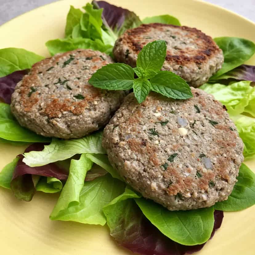 Foto deliciosa de Hambúrguer de Patinho com Trigo e Hortelã pronta para servir - Sanduíches & Hambúrgueres