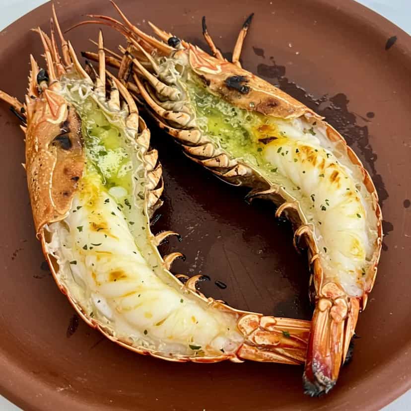 Foto deliciosa de Lagosta Grelhada com Molho de Manteiga e Orégano pronta para servir - Peixes & Frutos do Mar