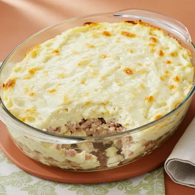 Foto deliciosa de Lasanha Cremosa de Frango com Presunto e Queijo pronta para servir - Massas & Macarrão