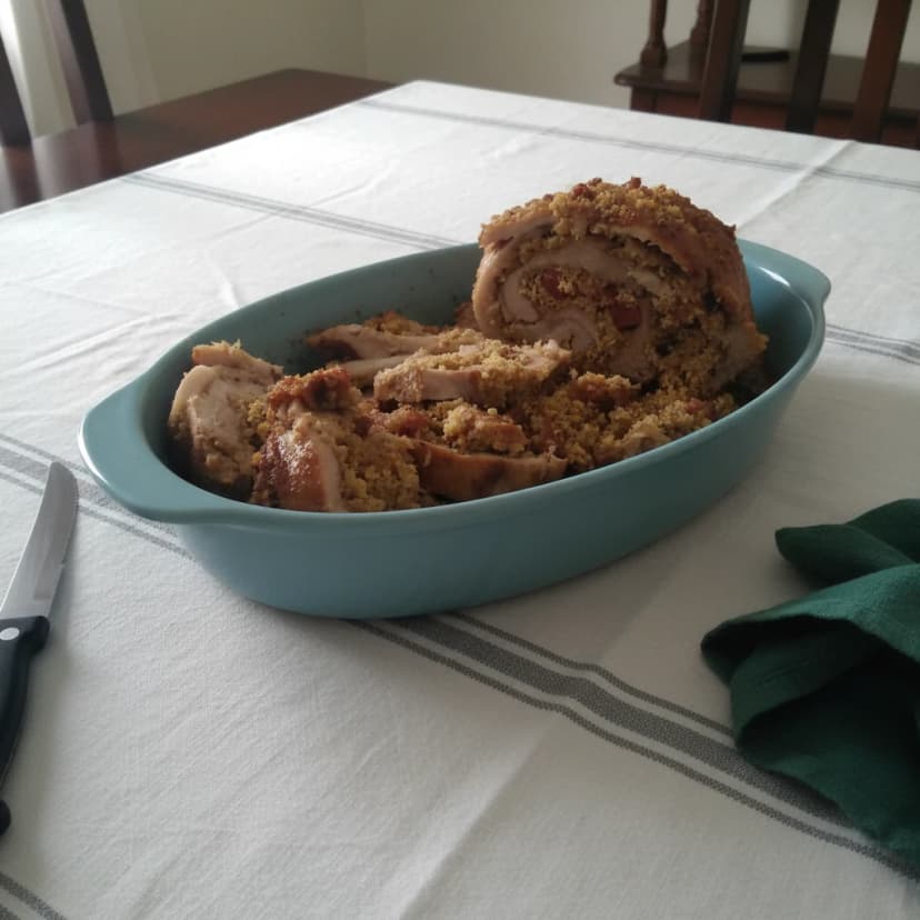 Lombo de Porco Recheado com Farofa de Bacon e Calabresa