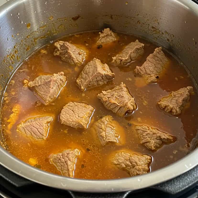 Foto deliciosa de Macã de Peito Cozido na Panela de Pressão pronta para servir - Carnes & Frango