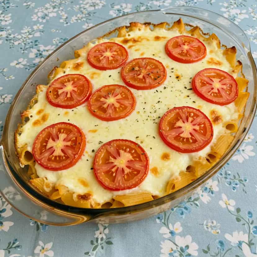 Foto deliciosa de Macarrão ao Forno com Presunto e Mussarela pronta para servir - Massas & Macarrão