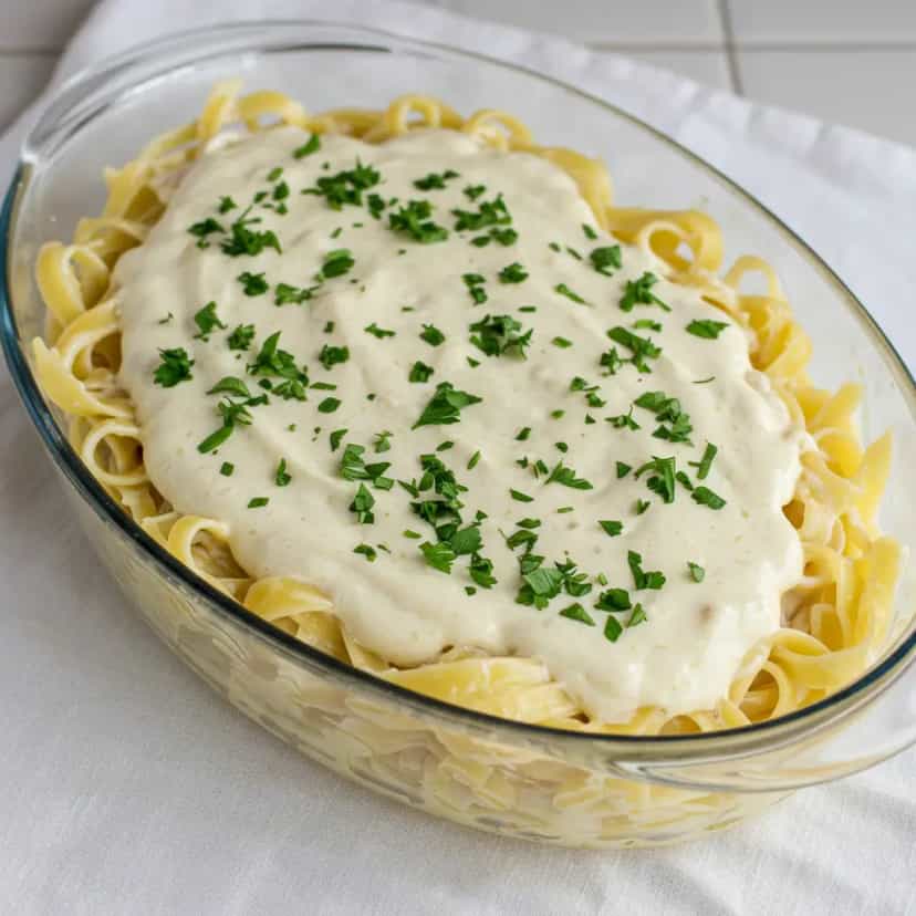 Foto deliciosa de Macarrão ao Molho Branco com Calabresa e Brócolis pronta para servir - Outras Receitas