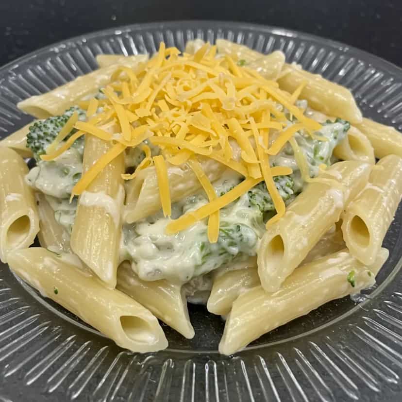Foto deliciosa de Macarrão ao Molho Branco com Frango e Brócolis pronta para servir - Massas & Macarrão