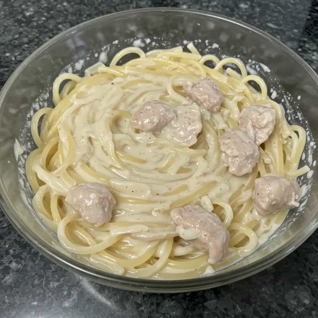 Macarrão ao Molho Branco Cremoso com Frango