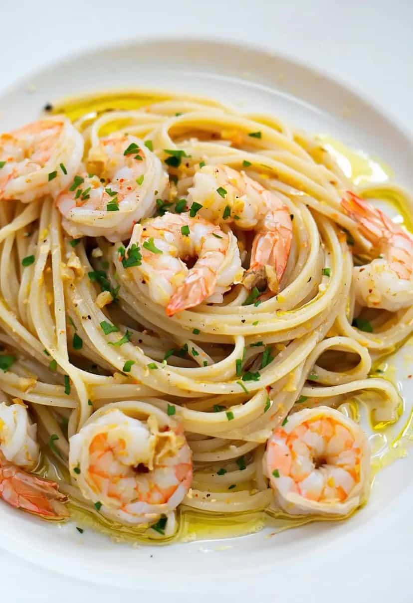 Foto deliciosa de Macarrão com Camarão ao Alho e Óleo pronta para servir - Massas & Macarrão