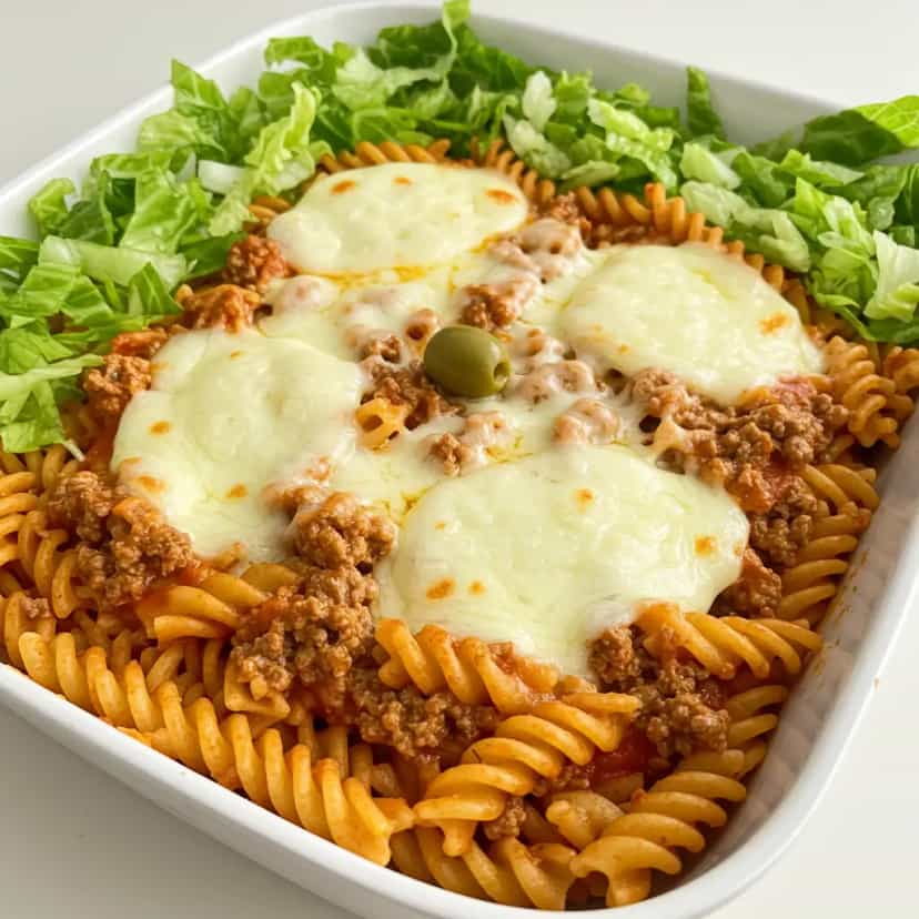 Foto deliciosa de Macarrão com Carne Moída ao Molho de Tomate e Mussarela pronta para servir - Massas & Macarrão