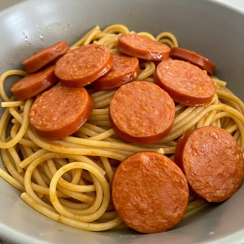 Foto deliciosa de Macarrão com Salsicha e Molho de Tomate pronta para servir - Outras Receitas