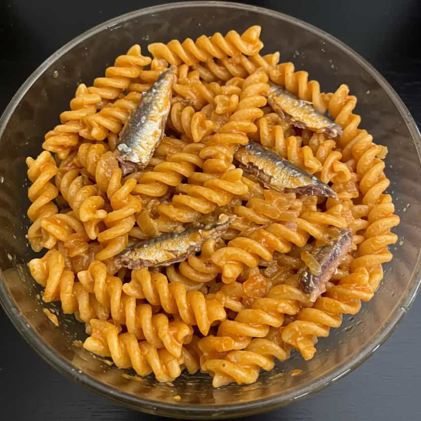 Foto deliciosa de Macarrão com Sardinha na Panela de Pressão pronta para servir - Outras Receitas
