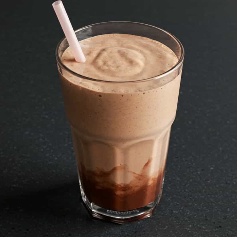 Foto deliciosa de Milk-shake Cremoso de Chocolate pronta para servir - Milkshakes