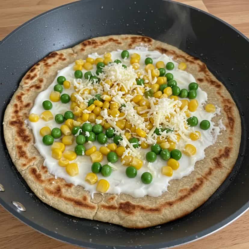 Foto deliciosa de Omelete de Claras com Cottage e Legumes pronta para servir - Ovos