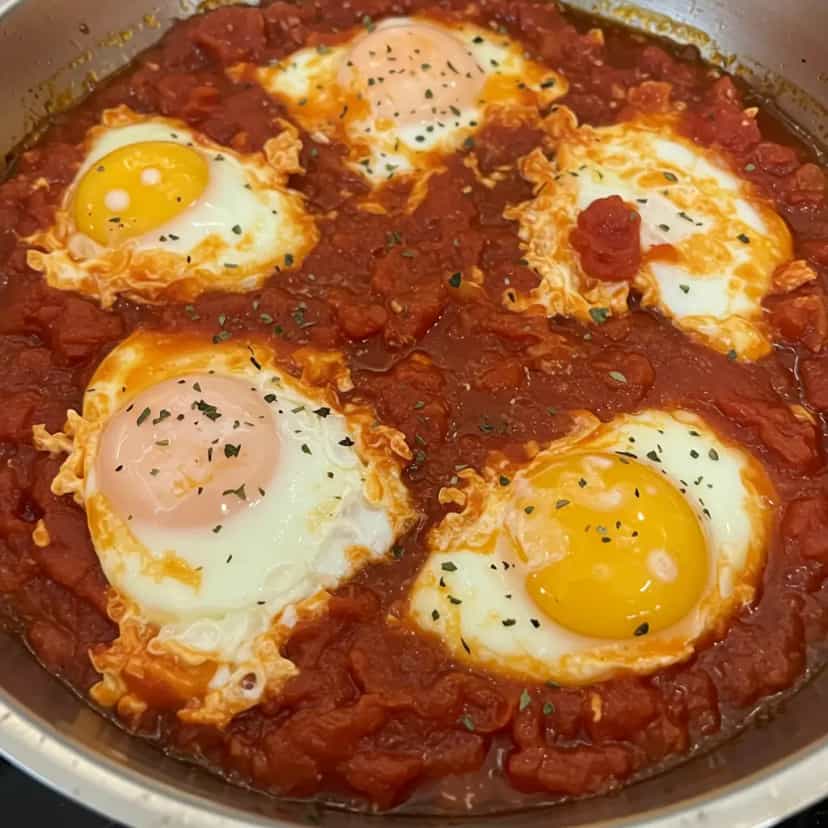 Foto deliciosa de Ovos Fritos com Molho de Tomate e Cheiro Verde pronta para servir - Café da Manhã Brasileiro