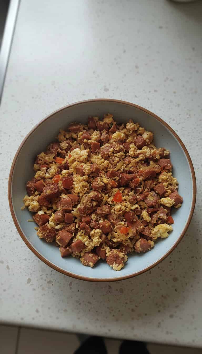 Ovos Mexidos com Calabresa e Farofa Crocante