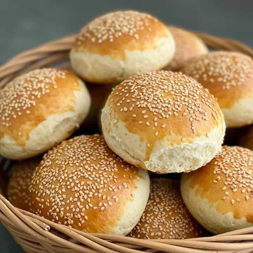 Foto deliciosa de Pão de Hambúrguer Artesanal com Gergelim pronta para servir - Lanches de Padaria