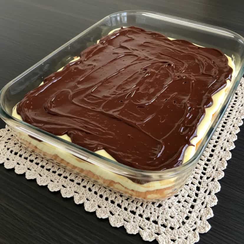 Foto deliciosa de Pavê de Bolacha Maizena com Cobertura de Chocolate pronta para servir - Pudins & Cremes
