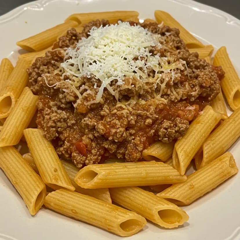 Penne ao Molho Salsaretti com Carne Moída