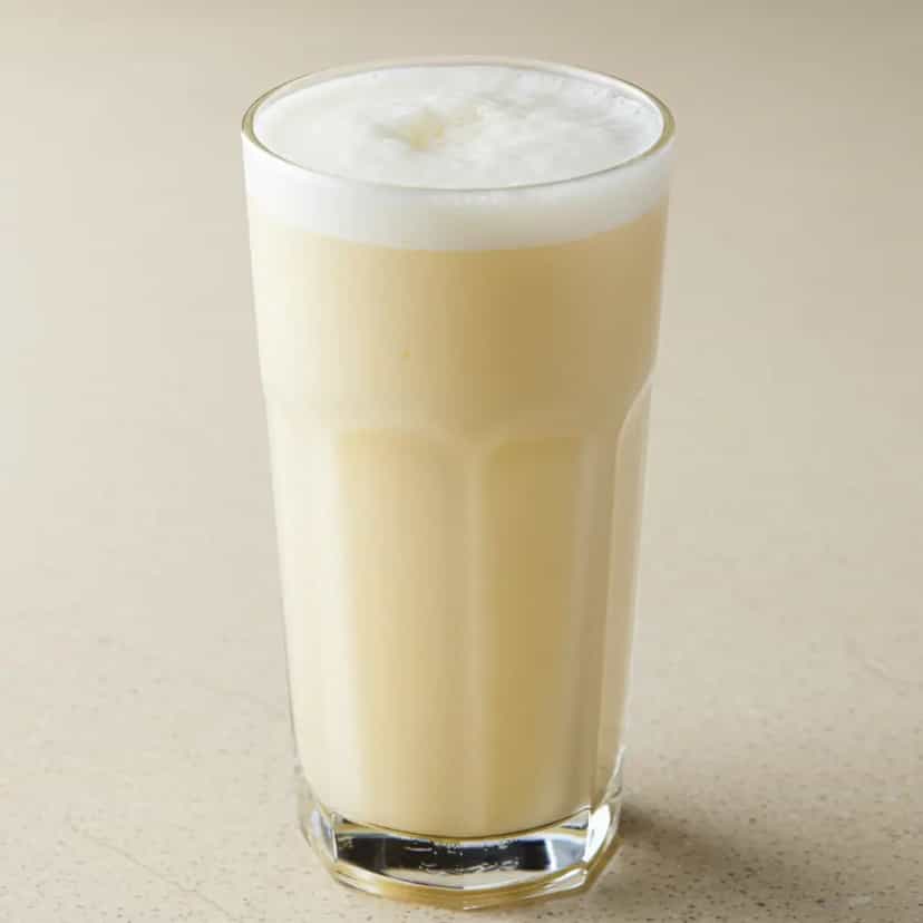 Foto deliciosa de Pisco Sour pronta para servir - Coquetéis