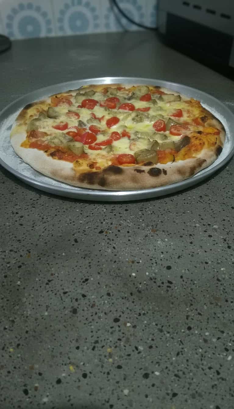 Pizza de Berinjela com Tomate Seco e Mussarela
