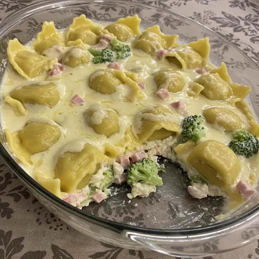 Foto deliciosa de Ravióli ao Molho Branco com Presunto e Brócolis pronta para servir - Massas & Macarrão