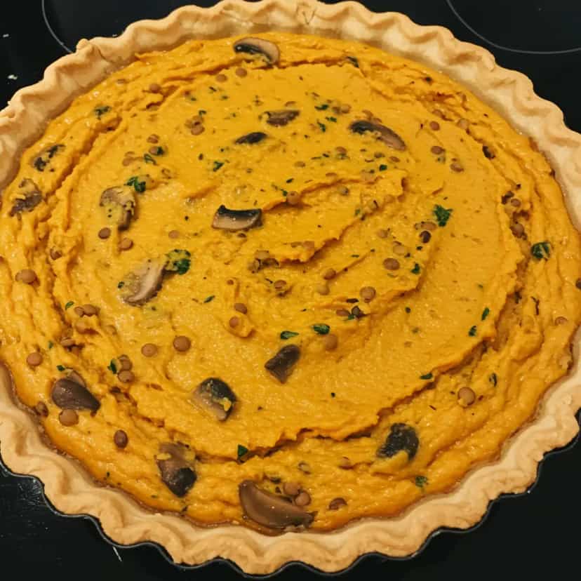 Foto deliciosa de Recheio de Lentilha e Cogumelos para Quiche Vegana pronta para servir - Tortas Salgadas