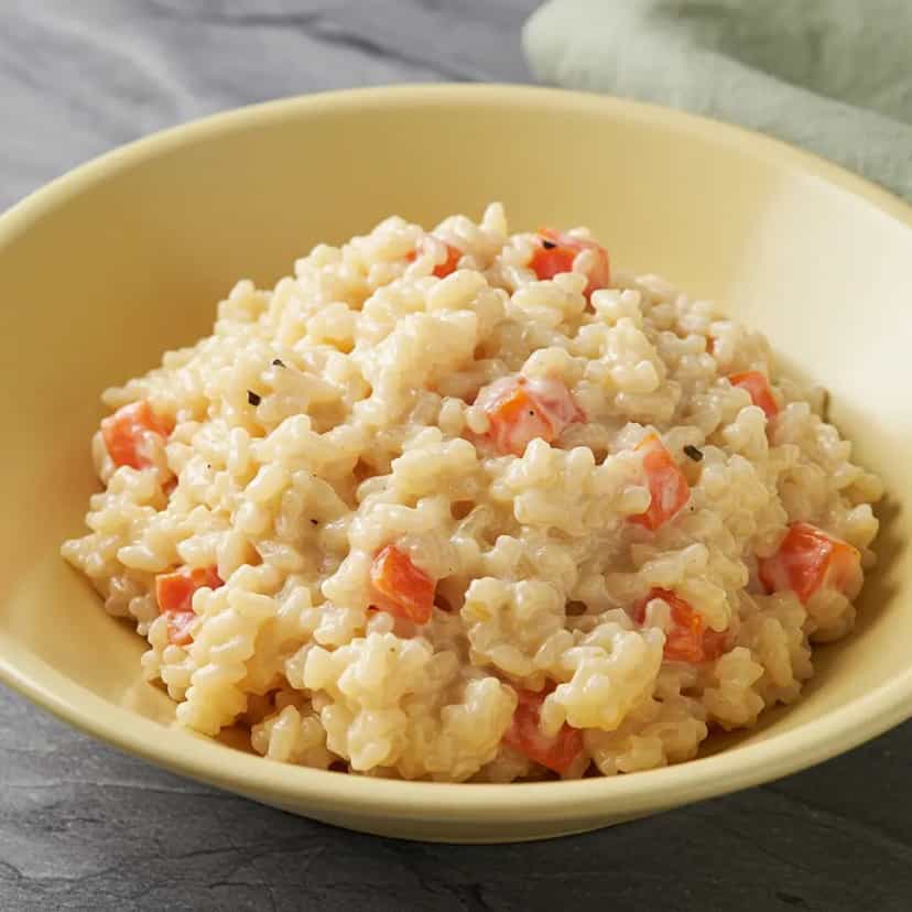 Foto deliciosa de Risoto Cremoso de Calabresa e Mussarela de Búfala pronta para servir - Massas & Macarrão