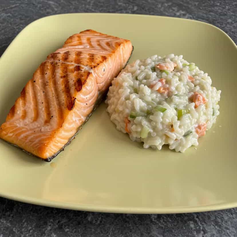 Foto deliciosa de Risoto Cremoso de Salmão com Alho-Poró pronta para servir - Peixes & Frutos do Mar