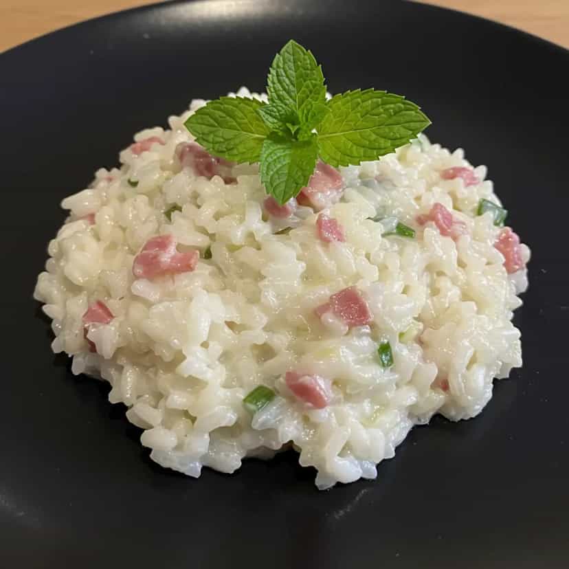 Foto deliciosa de Risoto de Bacon, Alho-Poró e Limão Siciliano pronta para servir - Massas & Macarrão