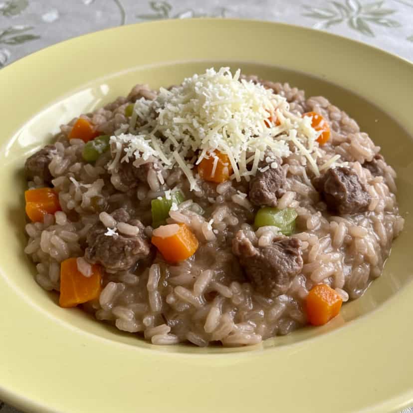 Foto deliciosa de Risoto de Contrafilé ao Vinho Tinto pronta para servir - Carnes & Frango