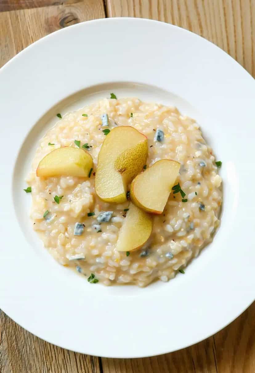 Foto deliciosa de Risoto de Gorgonzola com Pera pronta para servir - Almoço & Jantar