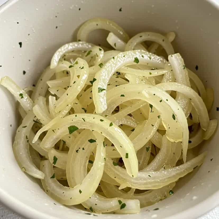 Foto deliciosa de Salada de cebola sem acidez e gosto de cebola pronta para servir - Saladas