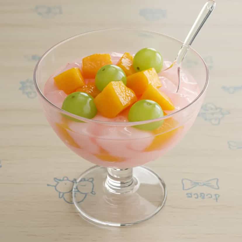 Foto deliciosa de Salada de Frutas Tropical com Gelatina de Morango pronta para servir - Sem Assar