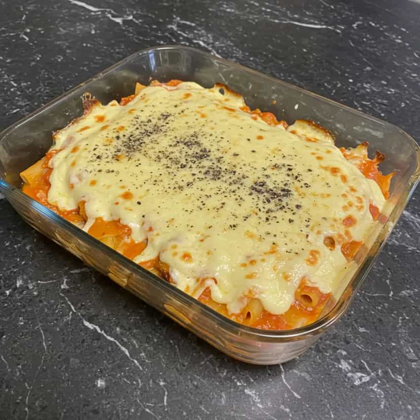 Foto deliciosa de Salmão assado com Batata e Molho Mediterrânico pronta para servir - Peixes & Frutos do Mar