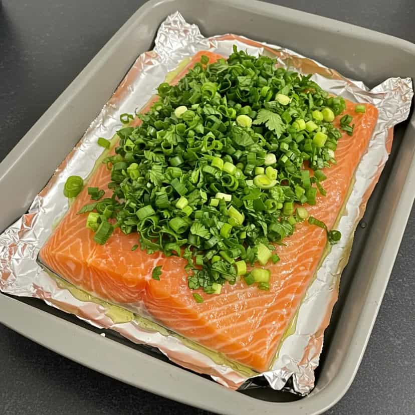 Foto deliciosa de Salmão assado com batatas e tomate ao alecrim pronta para servir - Peixes & Frutos do Mar