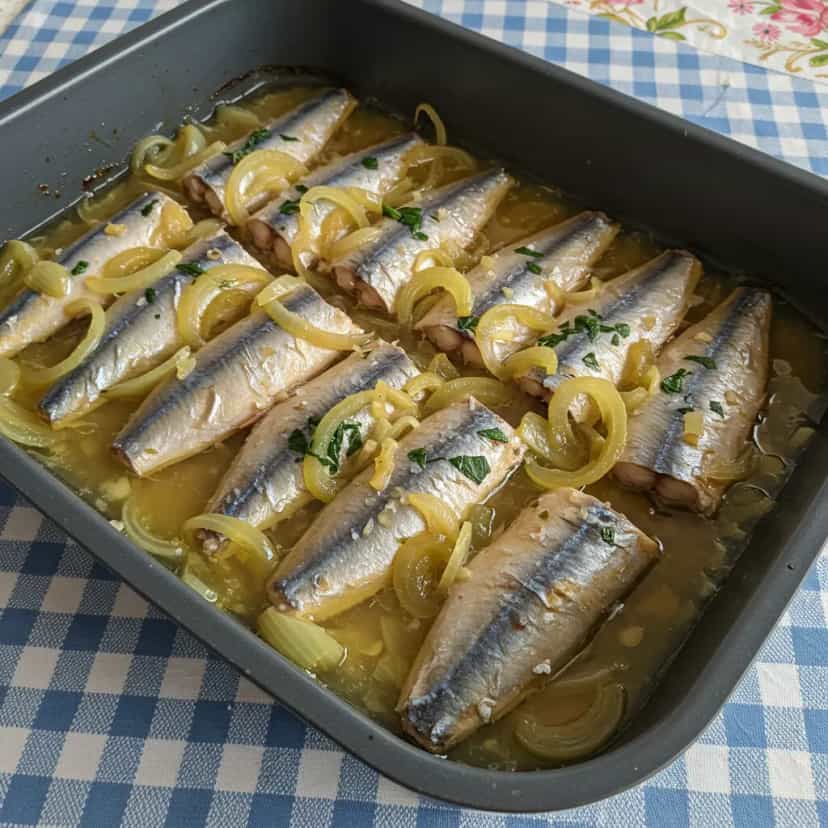 Foto deliciosa de Sardinhas Assadas ao Molho Mediterrâneo pronta para servir - Peixes & Frutos do Mar