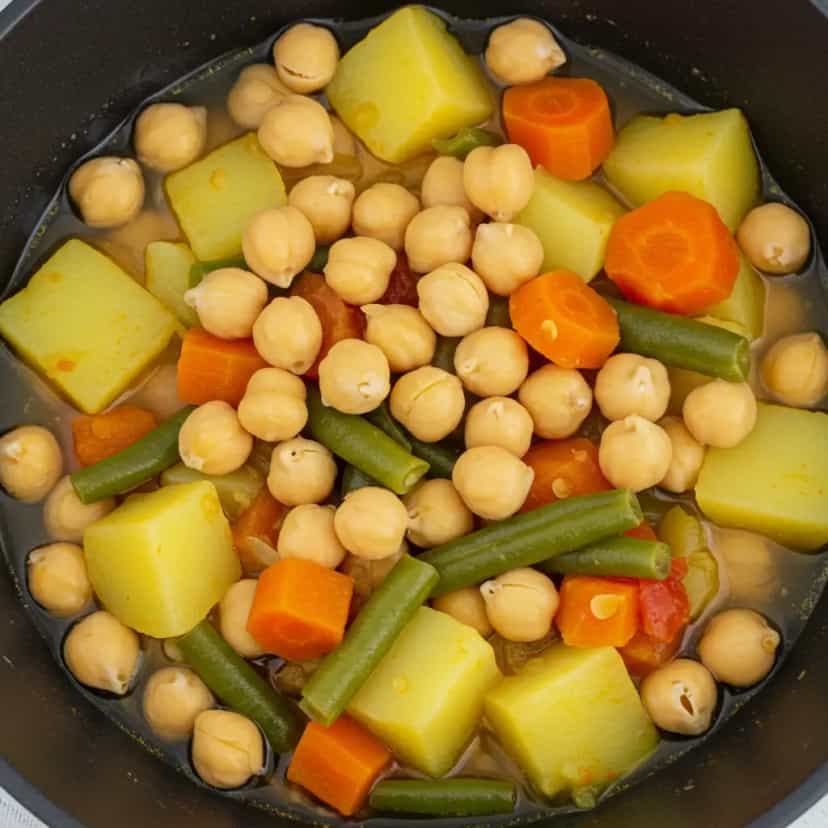 Foto deliciosa de Sopa de grão de bico pronta para servir - Sopas & Caldos