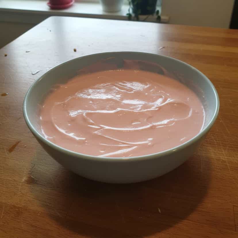 Foto deliciosa de Sorvete de Iogurte com Morango e Baunilha pronta para servir - Doces Gelados & Sorvetes