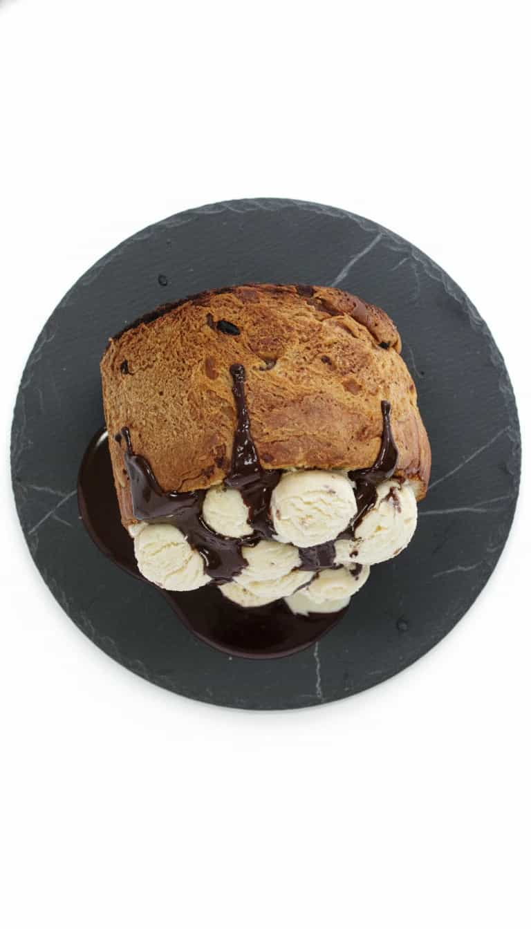 Sorvete de Panetone com Molho de Chocolate