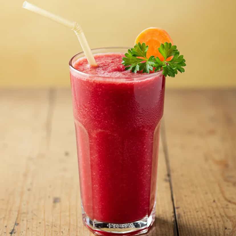 Foto deliciosa de Suco Verde Detox: Beterraba, Espinafre e Cenoura pronta para servir - Sucos & Smoothies