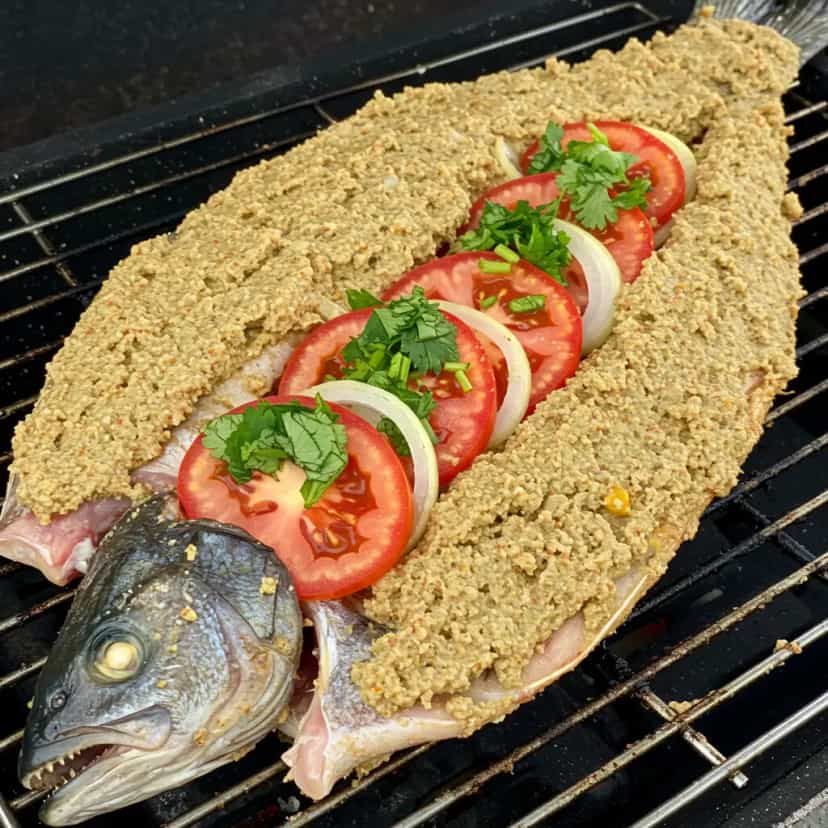 Foto deliciosa de Tainha na Brasa com Recheio Especial pronta para servir - Peixes & Frutos do Mar